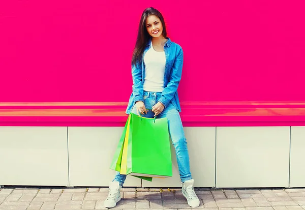 Mooie Gelukkig Glimlachen Brunette Jonge Vrouw Met Kleurrijke Boodschappentassen Roze — Stockfoto