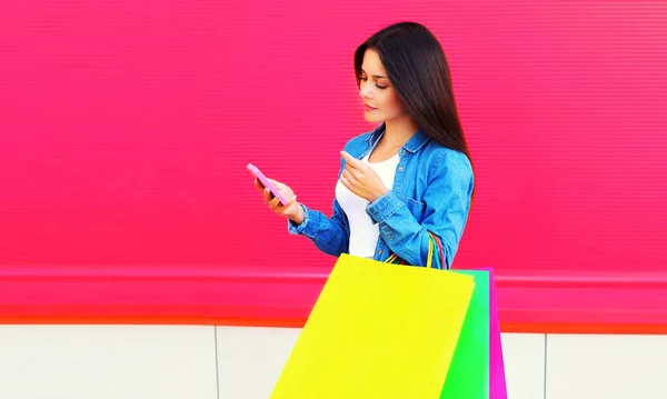 Portrait Beautiful Brunette Woman Colorful Shopping Bags Smartphone Pink Background — Stock Photo, Image