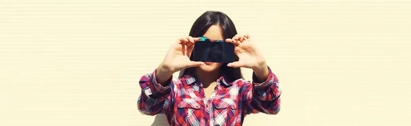 Close Van Vrouw Stretching Haar Handen Het Nemen Van Selfie — Stockfoto