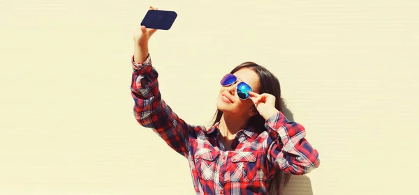 Πορτρέτο Της Όμορφης Νεαρής Γυναίκας Λαμβάνοντας Selfie Από Smartphone Λευκό — Φωτογραφία Αρχείου
