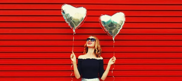 Porträt Der Schönen Glücklich Lächelnden Frau Posiert Mit Silbernen Herzförmigen — Stockfoto