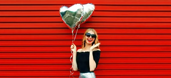 Retrato Bela Mulher Sorridente Feliz Posando Com Balões Forma Coração — Fotografia de Stock