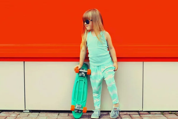 Retrato Criança Menina Elegante Com Skate Rua Cidade — Fotografia de Stock