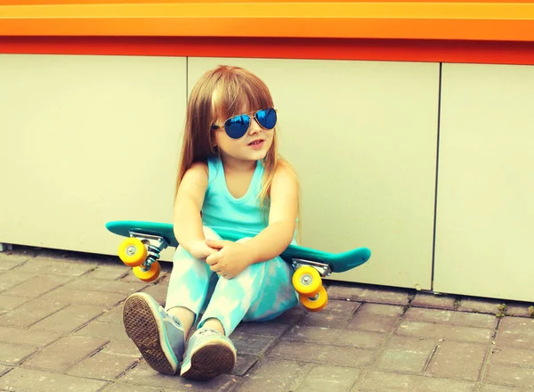 Potret Anak Kecil Bergaya Dengan Skateboard Jalan Kota — Stok Foto