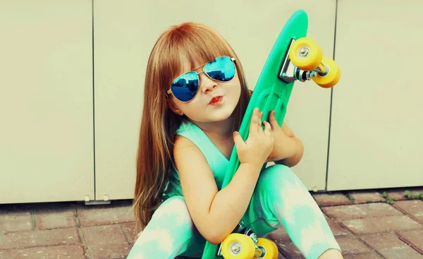 Porträt Eines Kleinen Mädchens Mit Skateboard Auf Der Straße Der — Stockfoto