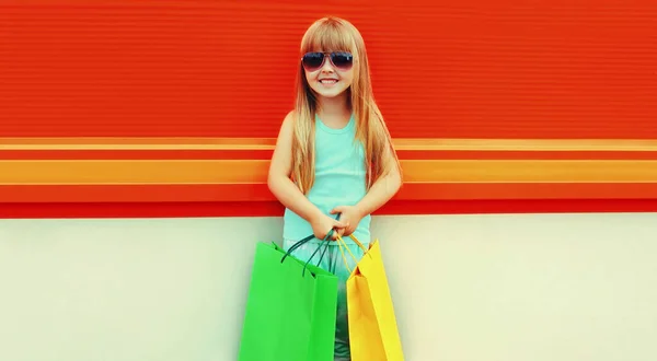 Retrato Niña Feliz Niño Con Bolsas Compras Colores Sobre Fondo — Foto de Stock