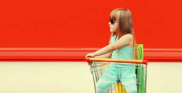Criança Menina Com Carrinho Carrinho Sacos Compras Rua Cidade — Fotografia de Stock