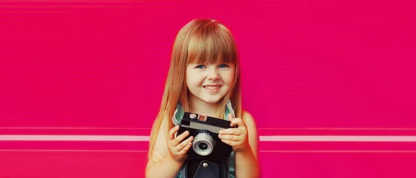 Retrato Niña Pequeña Con Cámara Película Vintage Tomando Fotos Sobre — Foto de Stock