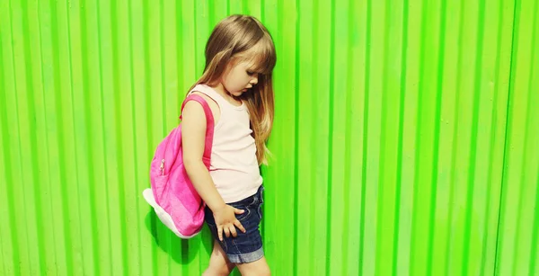 Portret Van Schattig Meisje Kind Met Rugzak Kleurrijke Groene Achtergrond — Stockfoto