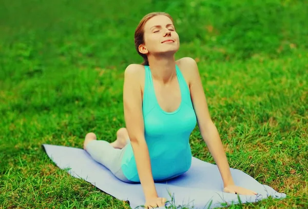 Fitness Frau Macht Yoga Übungen Rückenstreckung Auf Einer Matte Auf — Stockfoto