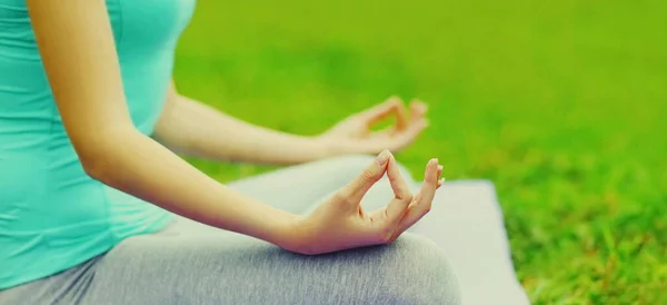 Frau Aus Nächster Nähe Macht Yoga Übungen Auf Einer Matte — Stockfoto