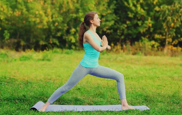 Fitness Vrouw Doet Yoga Oefeningen Een Mat Het Gras Zomer — Stockfoto