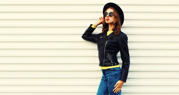 Модный Портрет Стильной Женщины Модели Позирующей Черной Роковой Куртке Желтый — стоковое фото