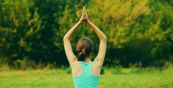 Young Woman Doing Yoga Exercises Mat Grass Summer Park — Stock Photo, Image