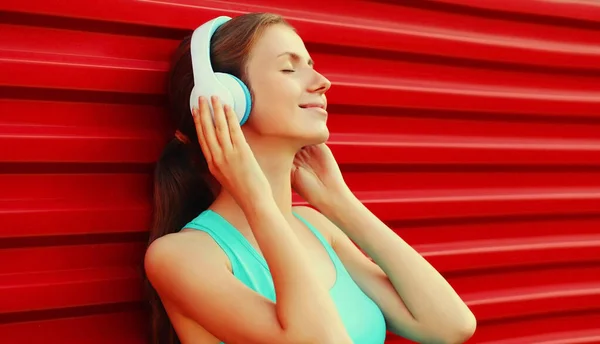 Портрет Фітнесу Усміхненої Молодої Жінки Навушниках Слухають Музику Червоному Тлі — стокове фото