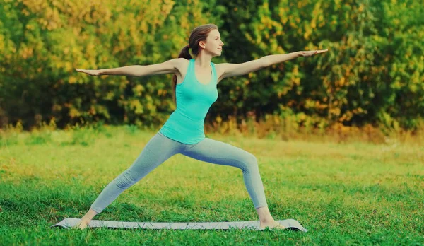 Fitness Frau Macht Yoga Übungen Auf Einer Matte Auf Dem — Stockfoto