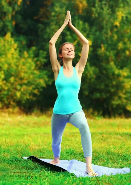 Fitness Femme Faisant Des Exercices Yoga Sur Tapis Sur Herbe — Photo