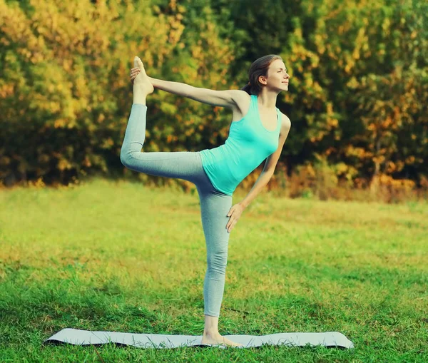 Fitness Vrouw Doet Yoga Oefeningen Een Mat Het Gras Zomer — Stockfoto