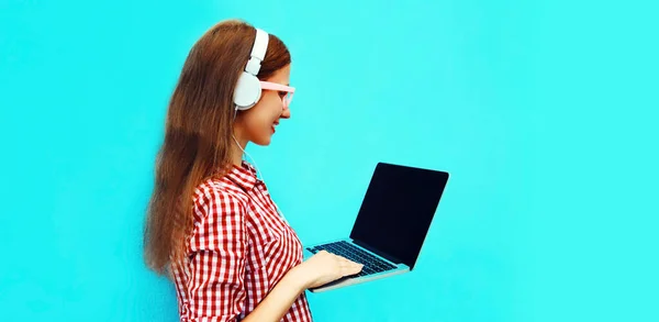 Πορτρέτο Της Σύγχρονης Νεαρής Γυναίκας Που Εργάζονται Φορητό Υπολογιστή Ακούγοντας — Φωτογραφία Αρχείου