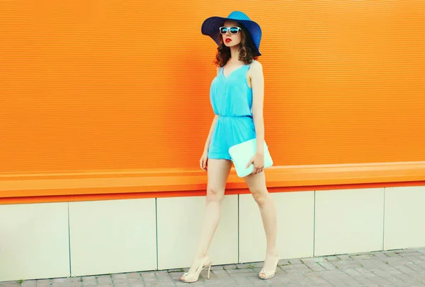 Bonita Jovem Modelo Andando Vestido Verão Chapéu Palha Vestido Azul — Fotografia de Stock