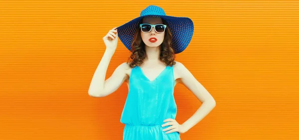 Портрет Красивої Моделі Молодої Жінки Позує Літньому Капелюсі Соломою Синя — стокове фото