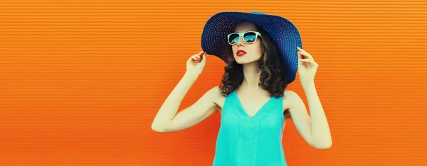 Portrait Beautiful Young Woman Model Posing Wearing Summer Straw Hat — Stock Photo, Image