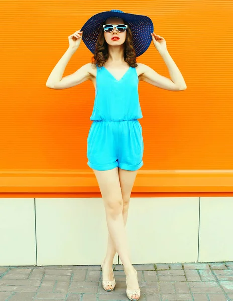 Retrato Bela Jovem Modelo Posando Usando Chapéu Palha Verão Vestido — Fotografia de Stock
