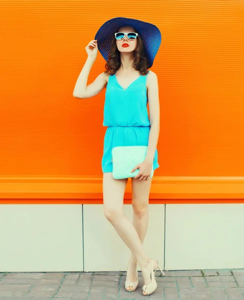 Bonita Jovem Modelo Vestido Verão Chapéu Palha Vestido Azul Rua — Fotografia de Stock