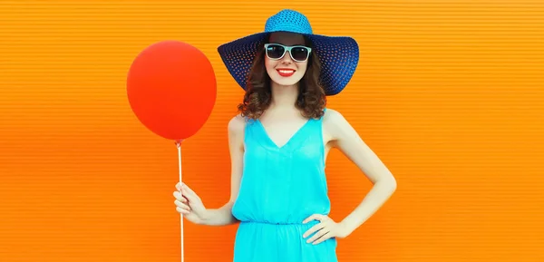 Porträt Der Schönen Glücklich Lächelnden Jungen Frau Mit Rotem Luftballon — Stockfoto