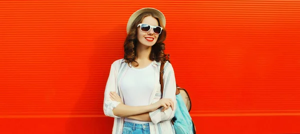 Portrét Usměvavé Mladé Ženy Model Dívá Pryč Nosí Ležérní Letní — Stock fotografie