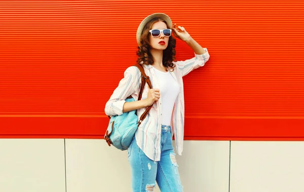 Modelo Jovem Posando Usando Mochila Chapéu Palha Verão Rua Cidade — Fotografia de Stock