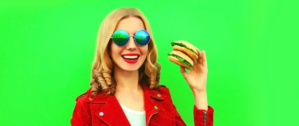 Portrét Stylové Šťastné Usmívající Mladé Ženy Jíst Chutné Velký Burger — Stock fotografie