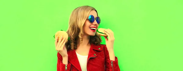 Портрет Стильной Счастливой Улыбающейся Молодой Женщины Кушающей Вкусный Большой Гамбургер — стоковое фото