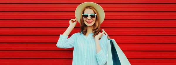 Портрет Счастливой Улыбающейся Молодой Женщины Пакетами Покупок Соломенной Шляпе Рубашке — стоковое фото