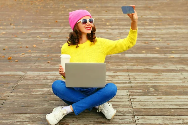 Стильная Счастливая Улыбающаяся Молодая Женщина Делающая Селфи Телефону Сидя Ноутбуком — стоковое фото