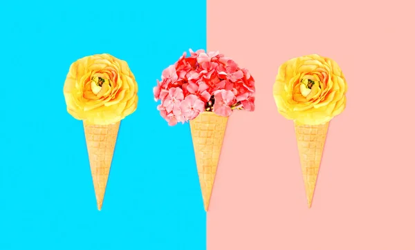 Mavi Arka Planda Renkli Çiçekli Dondurma Külahı Reklam Metni Için — Stok fotoğraf