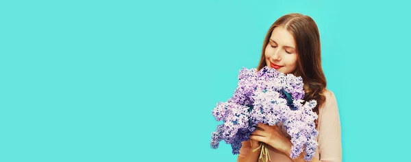 Portrait Belle Femme Jouissant Une Odeur Fleurs Lilas Bouquet Frais — Photo