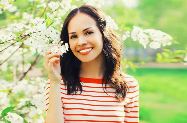 Retrato Hermosa Mujer Joven Jardín Floreciente Primavera Sobre Fondo Flores — Foto de Stock