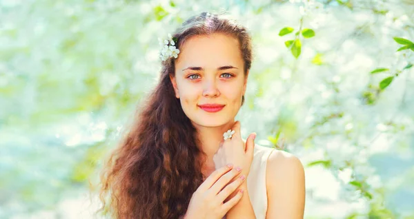 Porträtt Vacker Söt Ung Kvinna Med Lång Lockigt Hår Våren — Stockfoto