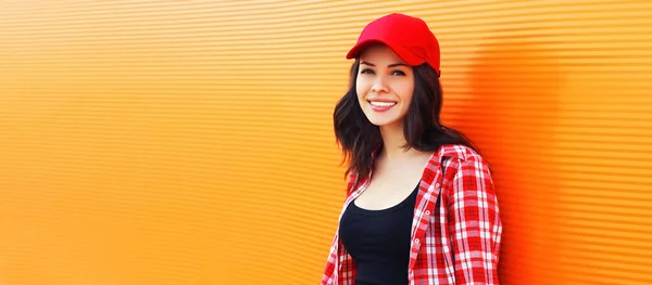 Verão Retrato Feliz Sorrindo Jovem Mulher Vestindo Boné Beisebol Vermelho — Fotografia de Stock