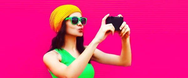 Lato Kolorowy Portret Szczęśliwej Nowoczesnej Młodej Kobiety Robi Selfie Aparatem — Zdjęcie stockowe
