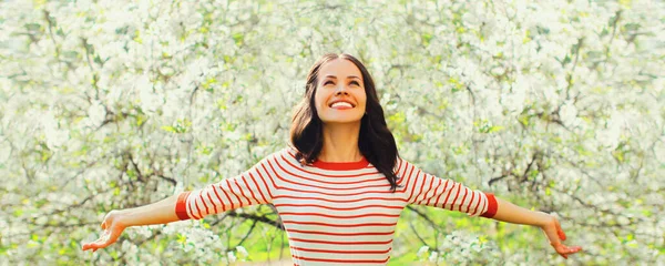 Glücklich Lächelnde Junge Frau Hebt Ihre Hände Frühling Blühenden Garten Stockfoto