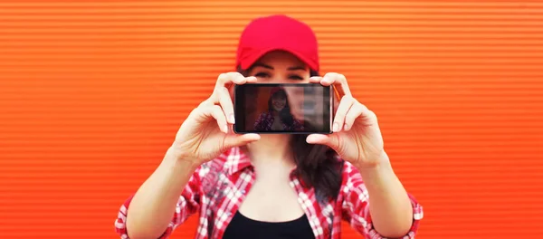 Close Jovem Mulher Moderna Esticando Mãos Tirando Foto Selfie Por — Fotografia de Stock