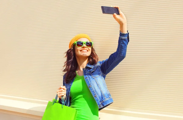 Retrato Mulher Sorridente Feliz Com Sacos Compras Tirando Selfie Por — Fotografia de Stock