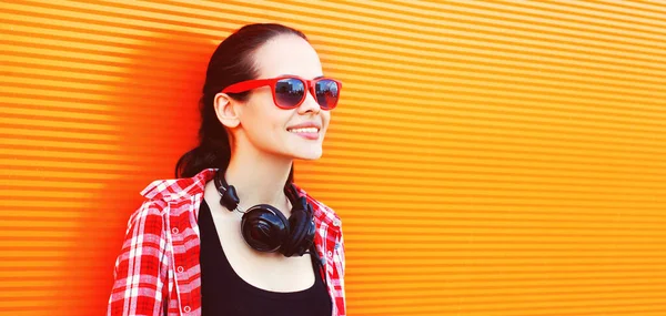 Retrato Feliz Sorrindo Jovem Ouvindo Música Fones Ouvido Fundo Colorido — Fotografia de Stock