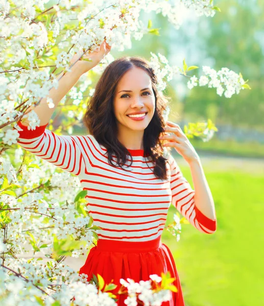 Portret Van Een Mooie Jonge Vrouw Het Voorjaar Bloeiende Tuin — Stockfoto