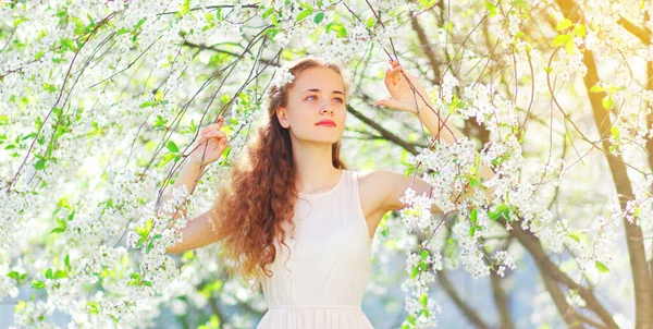 Portret Pięknej Młodej Kobiety Długimi Kręconymi Włosami Wiosną Kwitnący Ogród — Zdjęcie stockowe