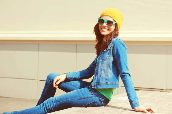Şehir Caddesinde Kot Ceket Giyen Mutlu Genç Bir Kadının Yaz — Stok fotoğraf