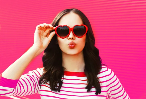 Retrato Bela Jovem Morena Soprando Lábios Usando Óculos Sol Forma — Fotografia de Stock