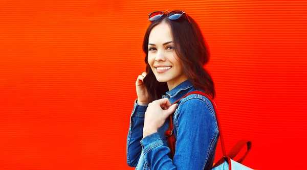 Portret Van Gelukkig Lachende Jonge Vrouw Praten Telefoon Rode Achtergrond — Stockfoto